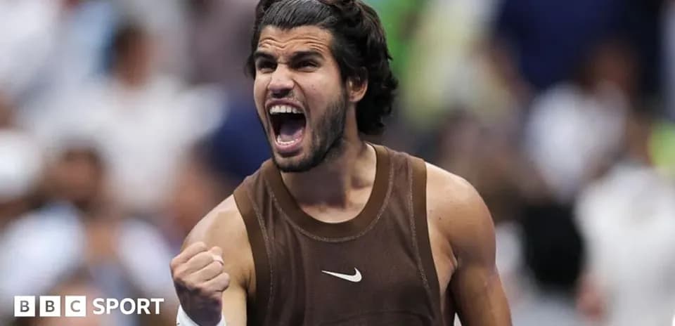 Jugador de tenis celebrando con puño apretado