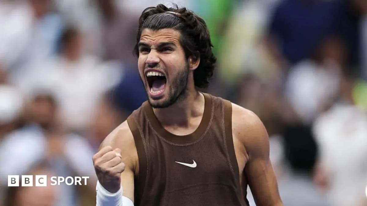 Jugador de tenis celebrando con puño apretado