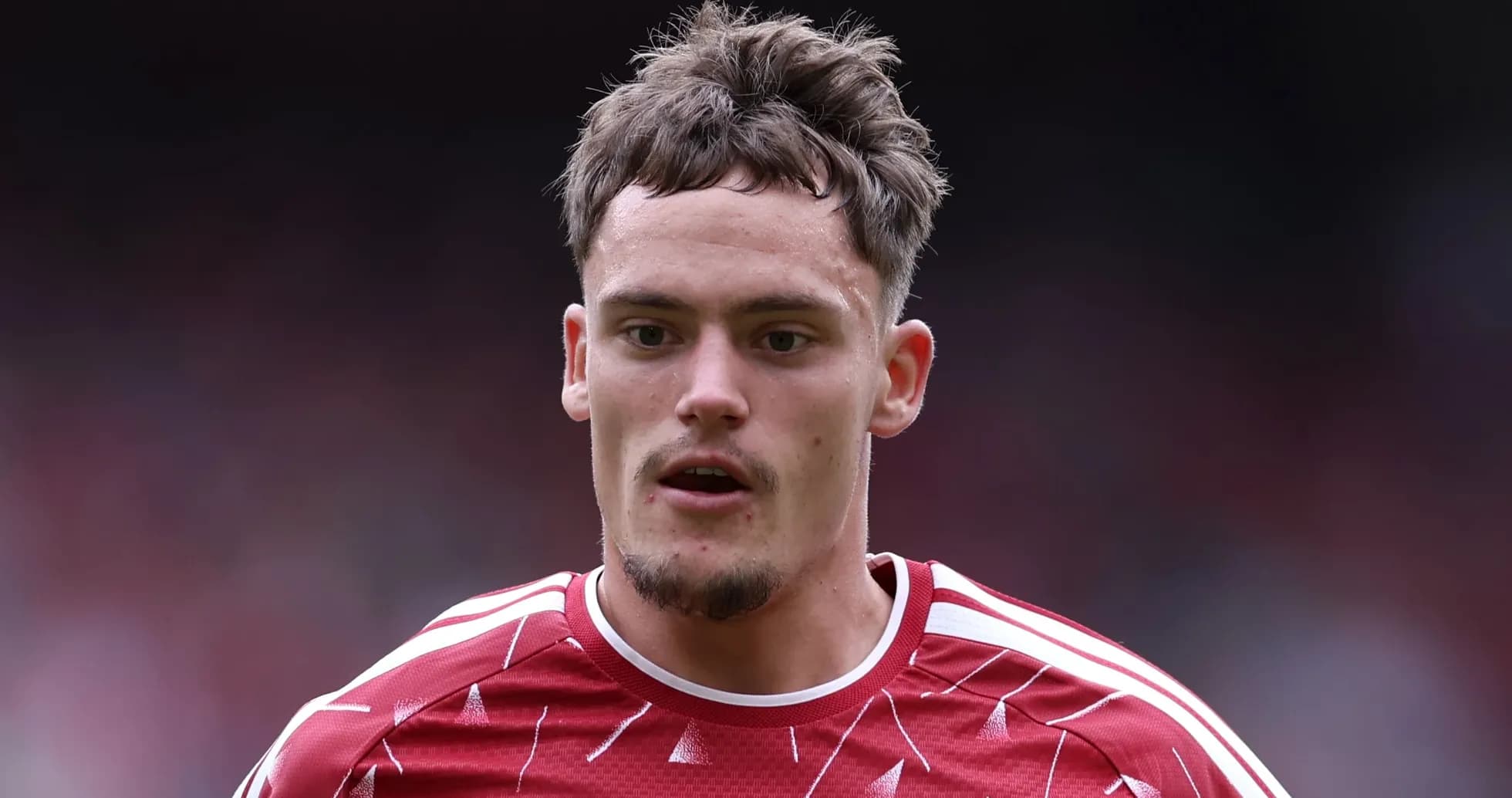 Jugador de Liverpool con camiseta roja en el campo