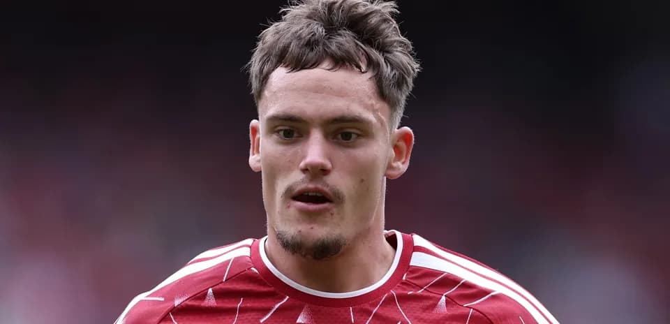 Jugador de Liverpool con camiseta roja en el campo
