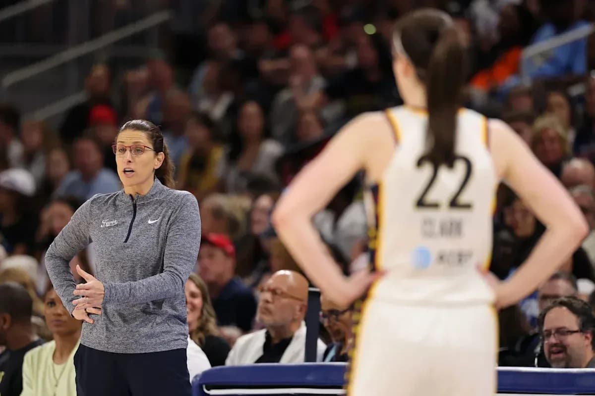 Entrenadora dirigiendo a jugadora en partido de baloncesto