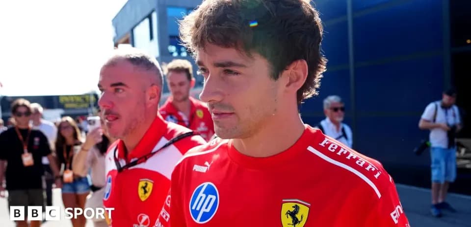 Piloto de Ferrari caminando en el paddock