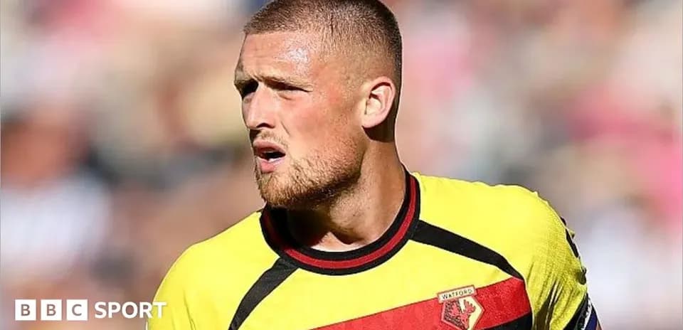 Jugador de Watford durante un partido en acción