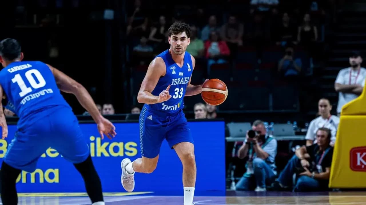 Jugador de baloncesto israelí driblando con balón