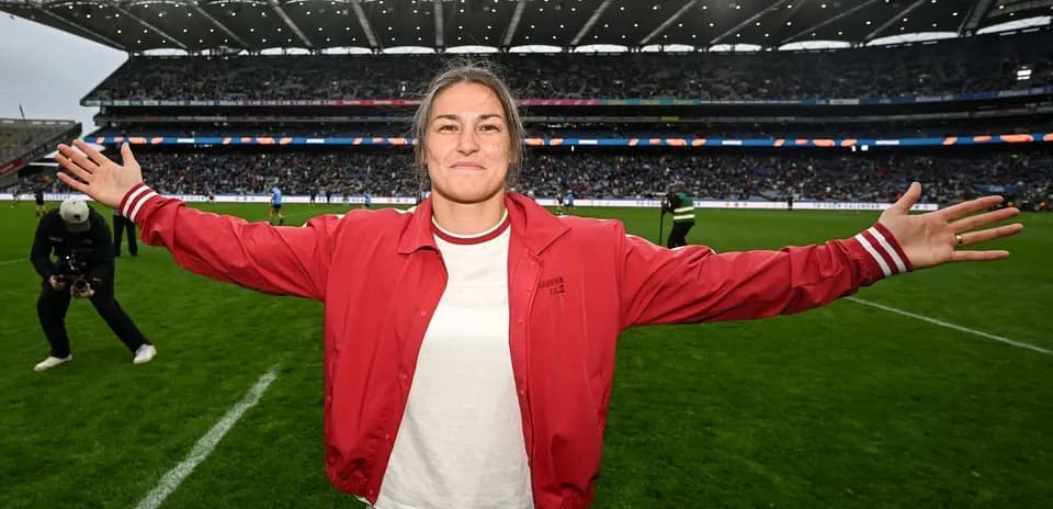 Jugadora de rugby en el campo con brazos extendidos