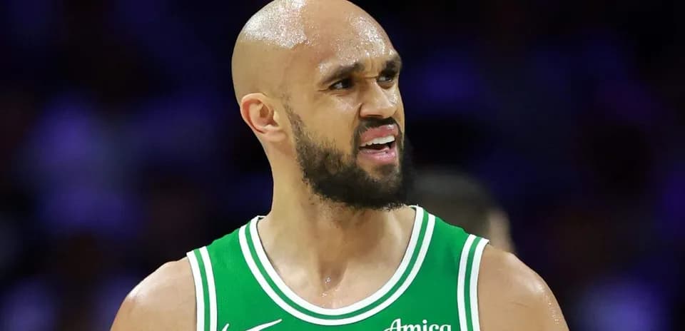 Jugador con camiseta verde durante un partido de baloncesto