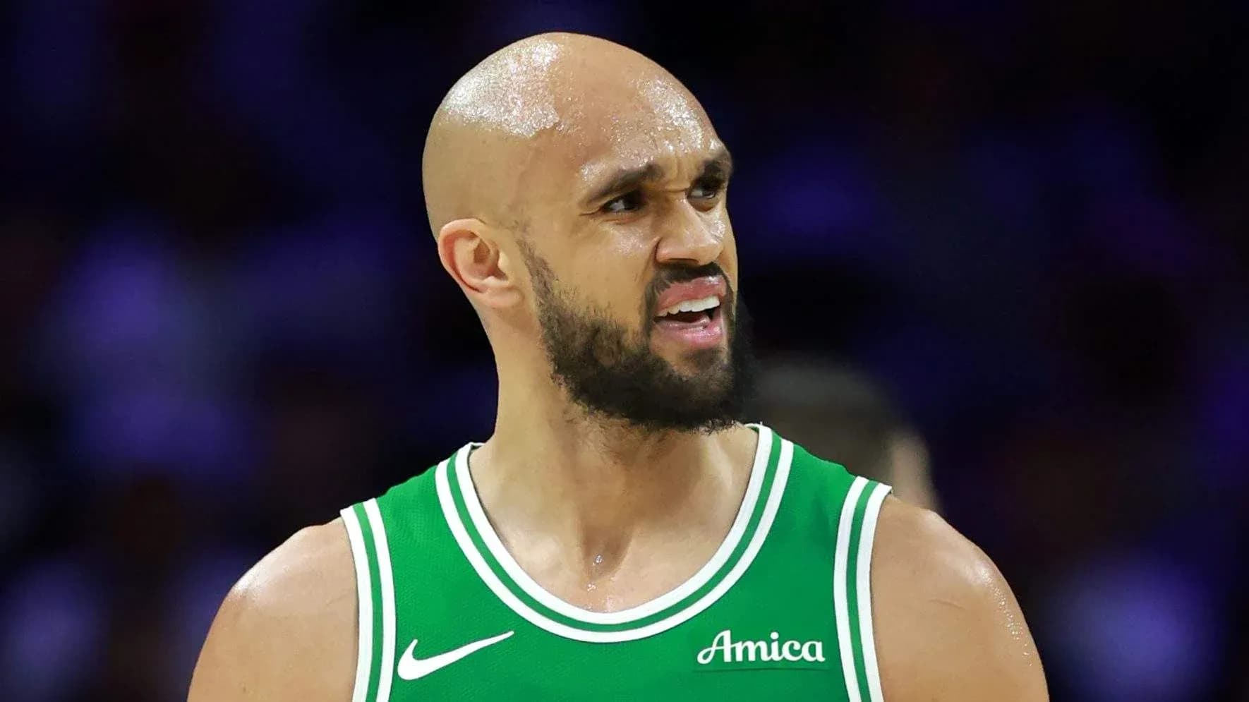 Jugador con camiseta verde durante un partido de baloncesto