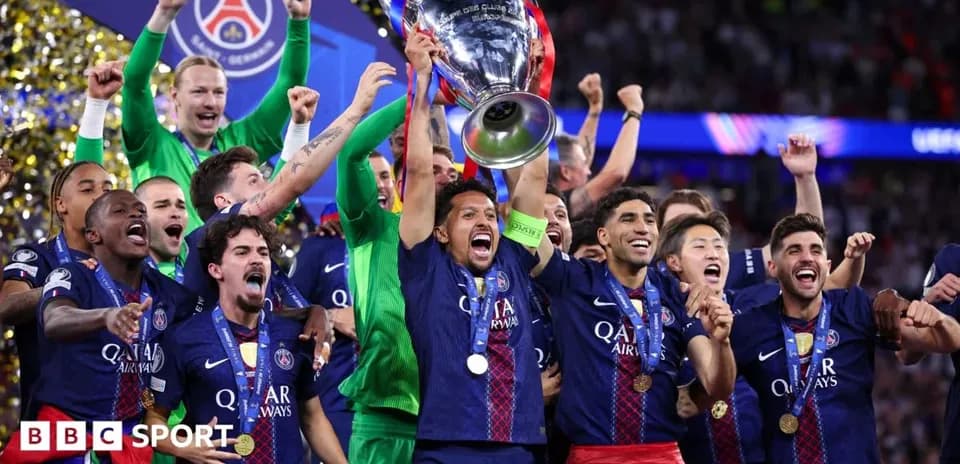 Jugadores del PSG celebrando con el trofeo de la Champions