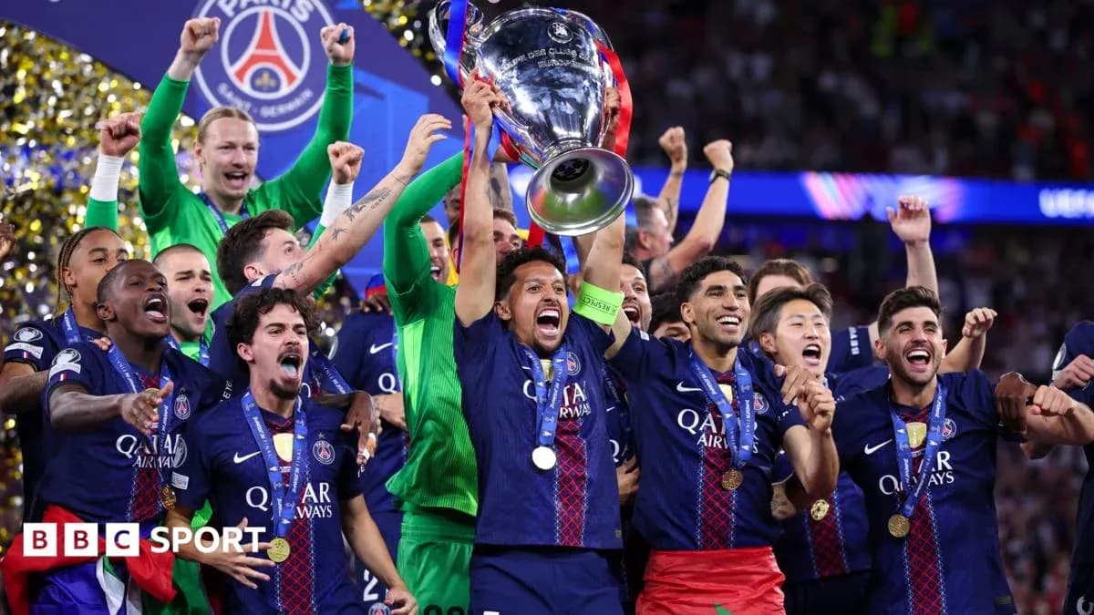 Jugadores del PSG celebrando con el trofeo de la Champions