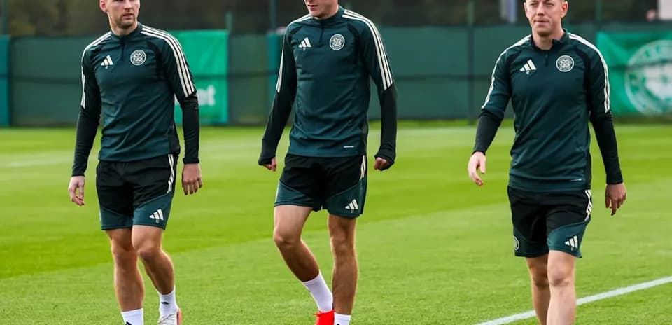 Jugadores de Celtic caminando en campo de entrenamiento