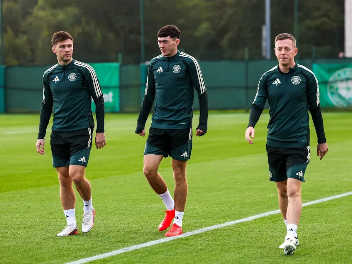 Jugadores de Celtic caminando en campo de entrenamiento Jugadores de Celtic caminando en campo de entrenamiento