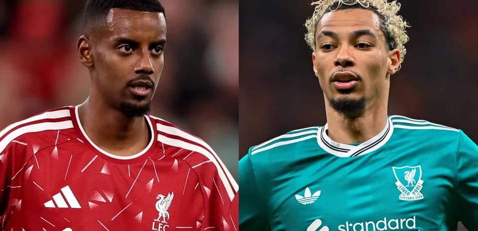 Dos jugadores de Liverpool en camisetas de entrenamiento