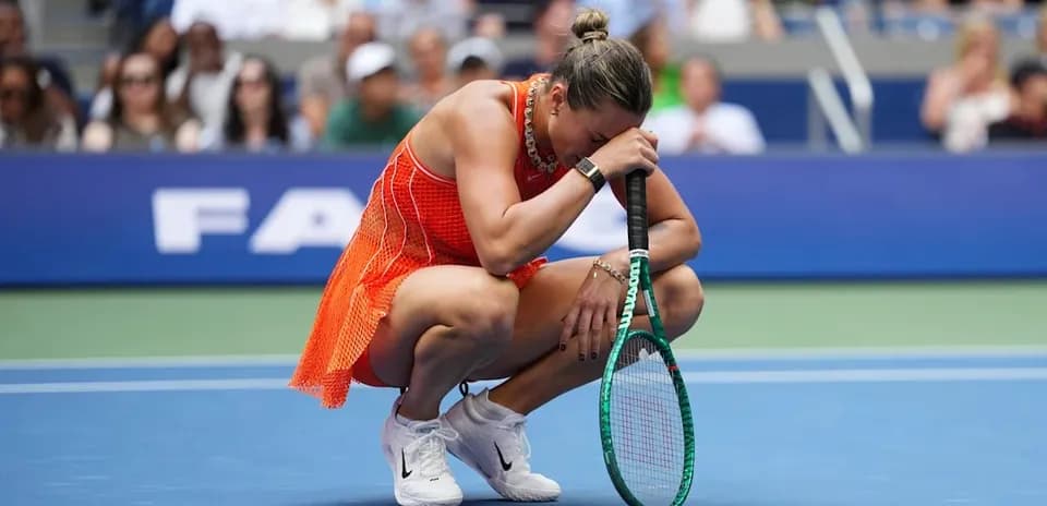 Jugadora de tenis arrodillada en la cancha