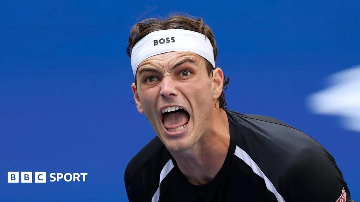 Jugador de tenis gritando en la cancha