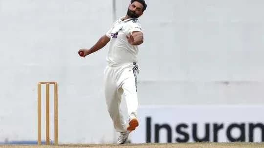 Jugador lanzando la pelota en partido de cricket