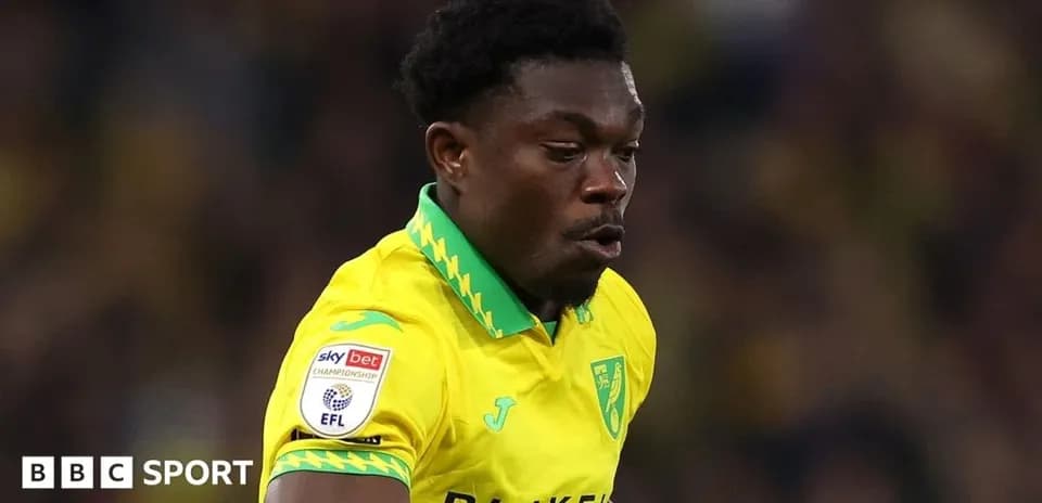 Jugador de Norwich City corriendo durante el partido