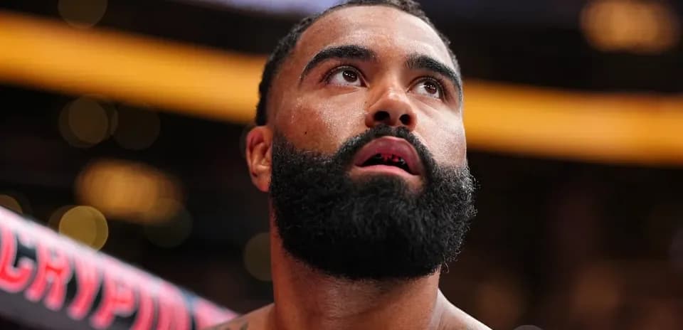 Boxeador con barba mirando hacia arriba en el ring