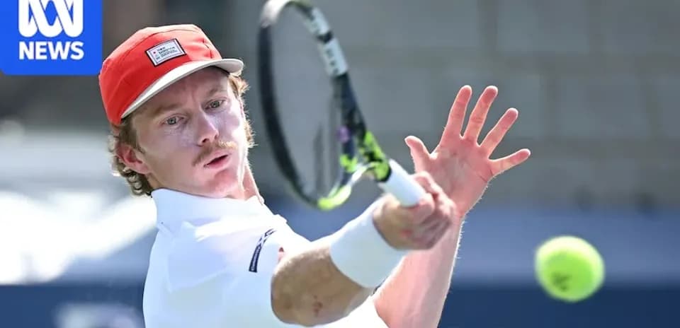 Jugador de tenis golpeando una pelota durante un partido