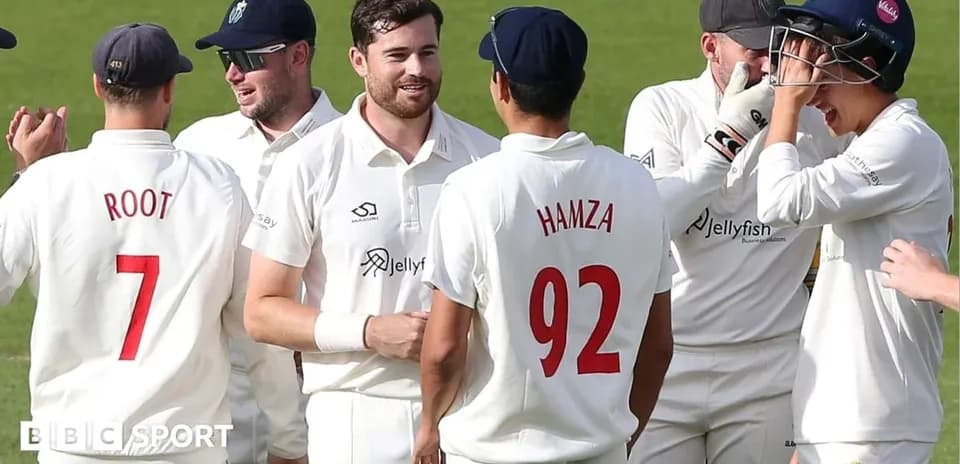 Jugadores de cricket celebrando una wicket en el campo