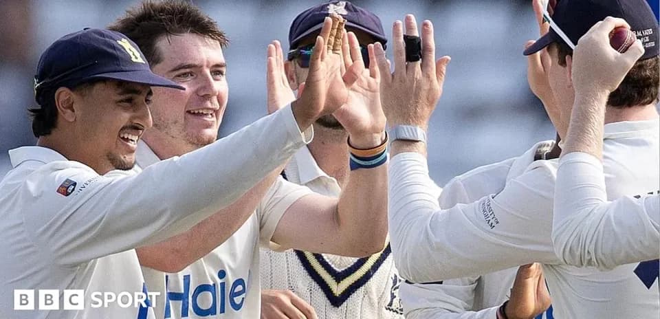 Jugadores de cricket celebrando un wicket en el campo