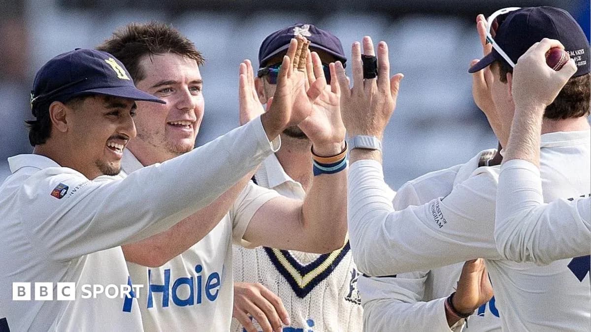 Jugadores de cricket celebrando un wicket en el campo