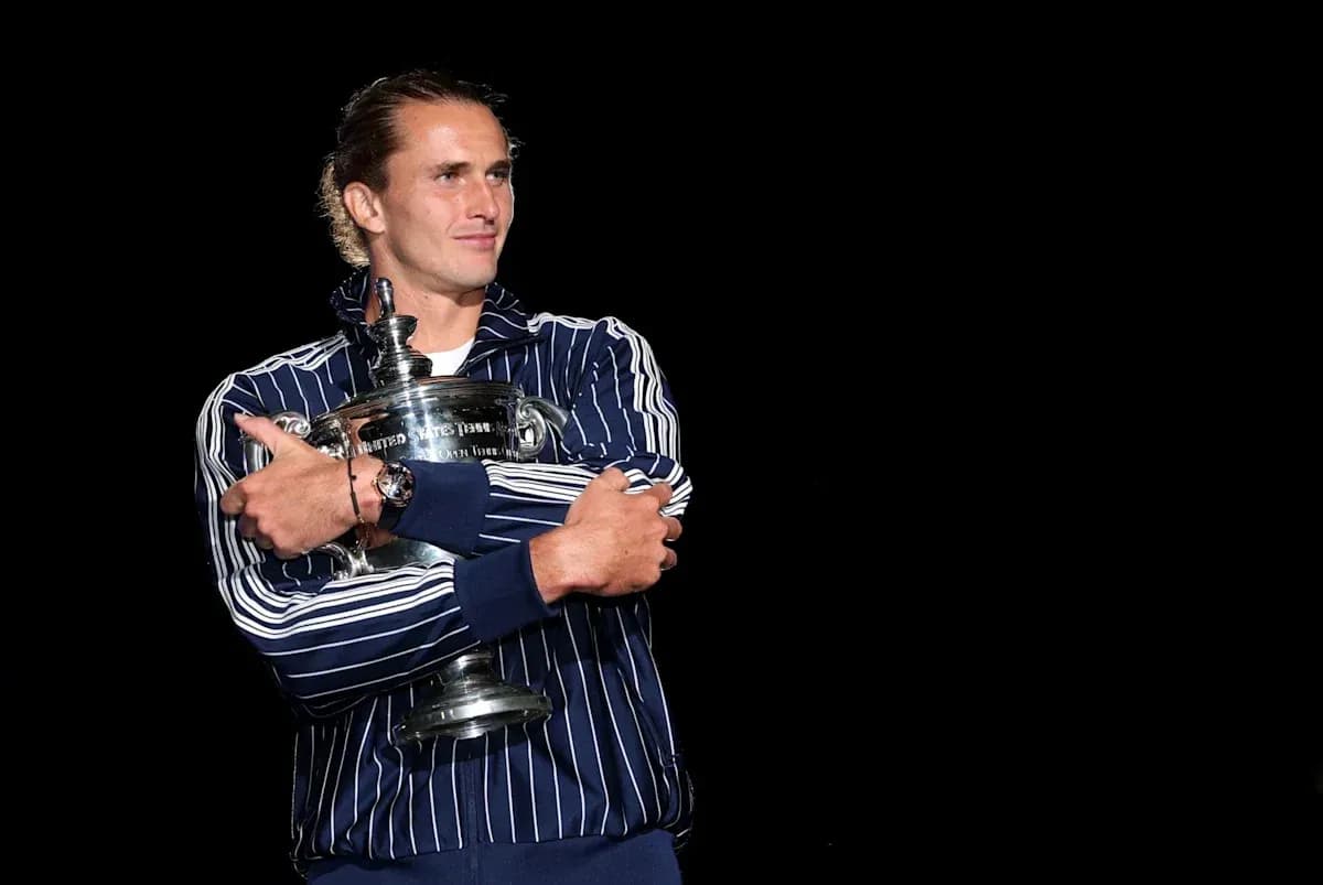 Jugador sosteniendo trofeo en ceremonia de premiación