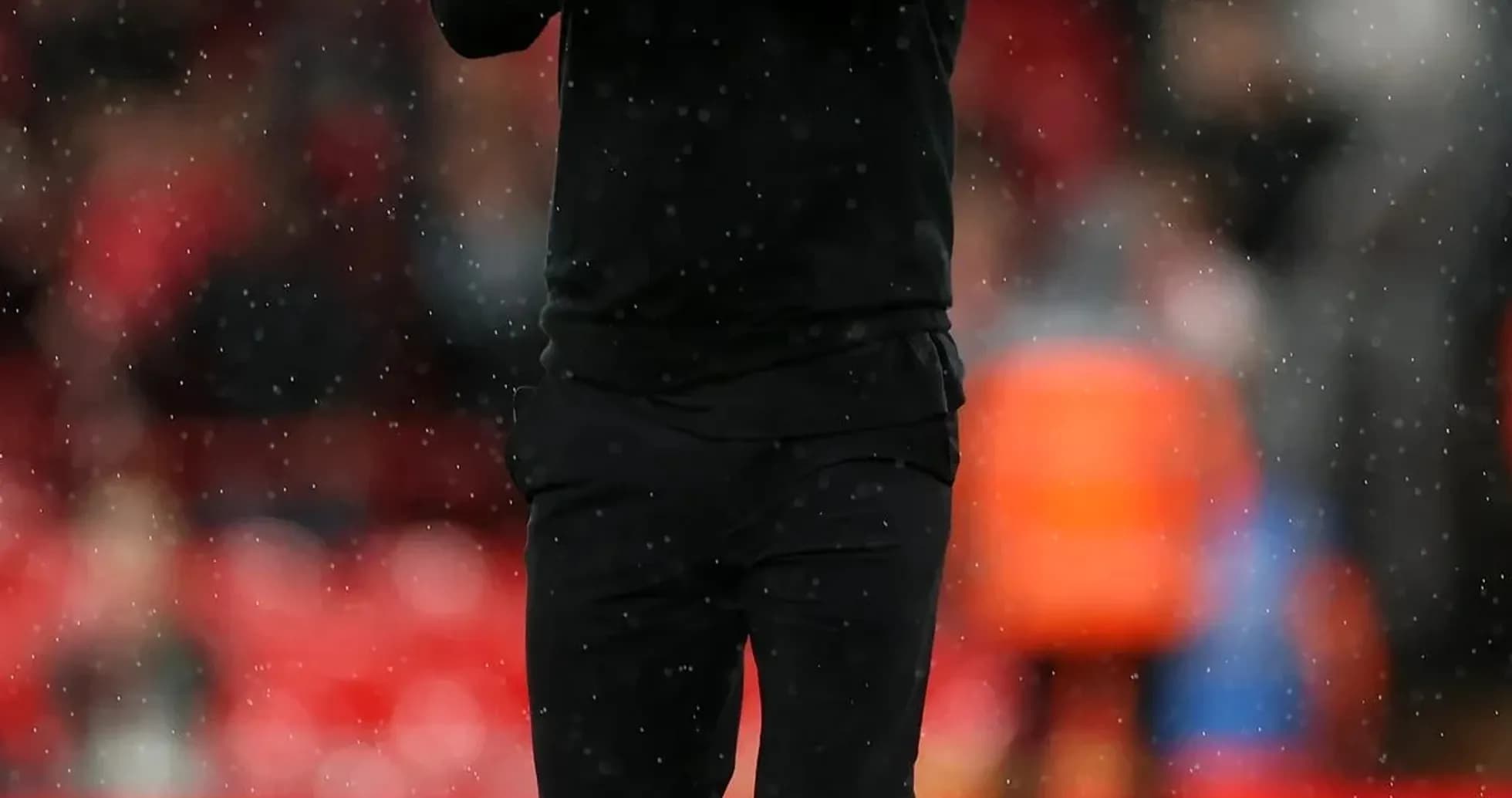Entrenador aplaudiendo en el campo de juego