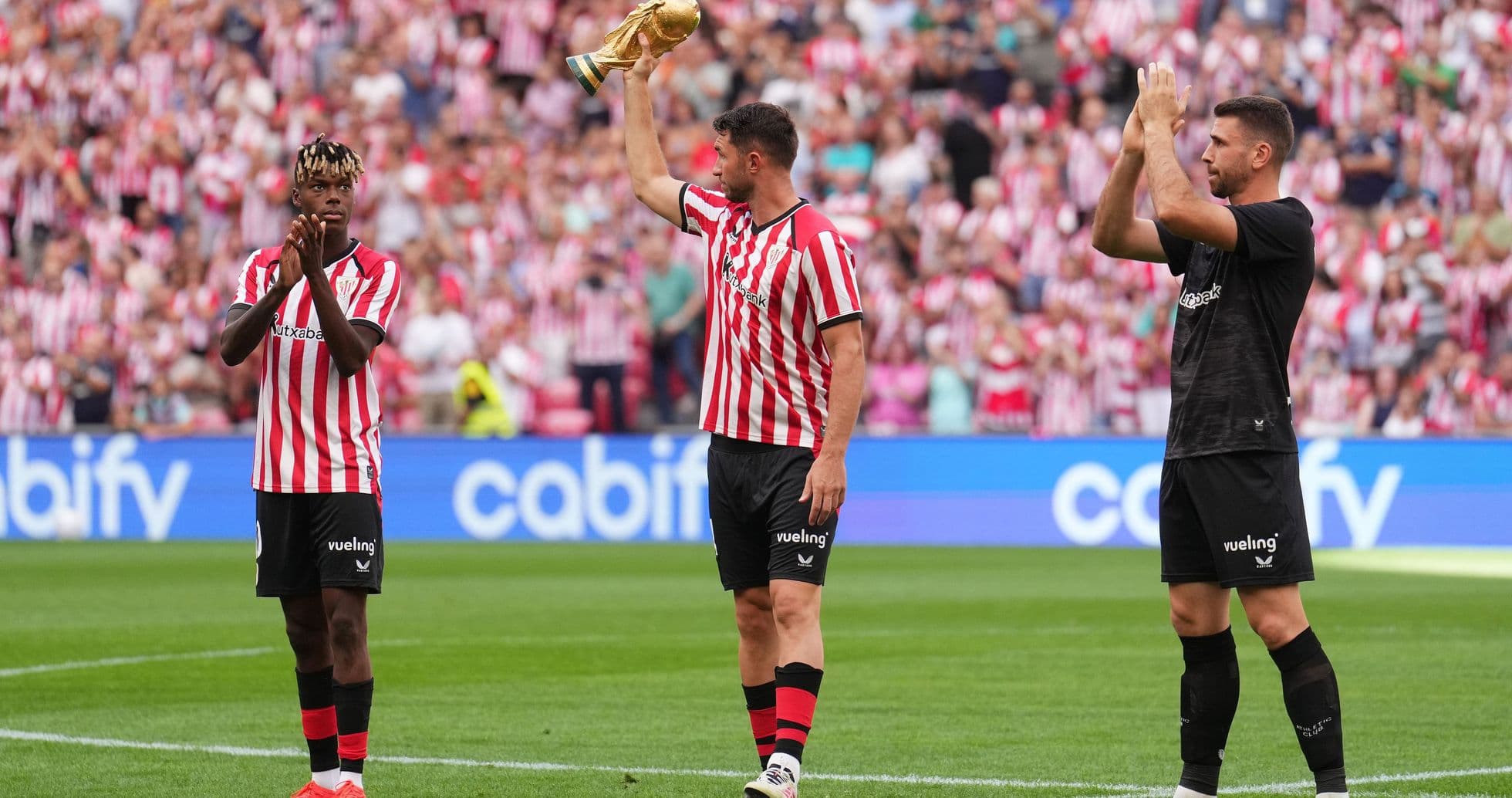 Jugadores de Athletic Club celebrando con trofeo