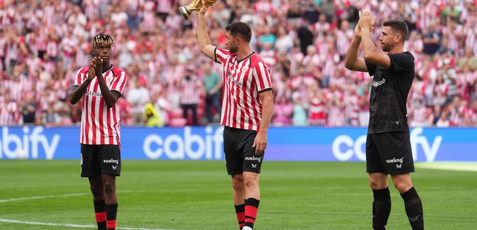 Jugadores de Athletic Club celebrando con trofeo