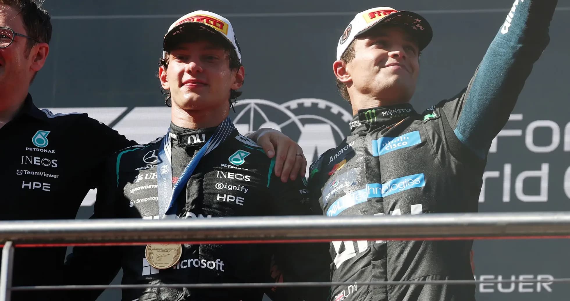 Pilotos en el podio celebrando con medallas