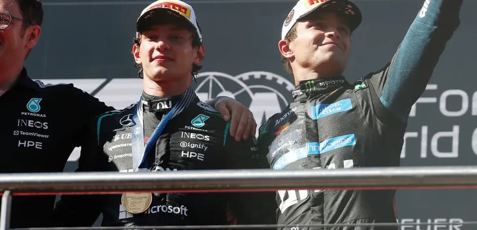Pilotos en el podio celebrando con medallas
