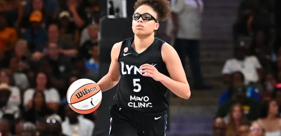 Jugadora de baloncesto con balón en la cancha