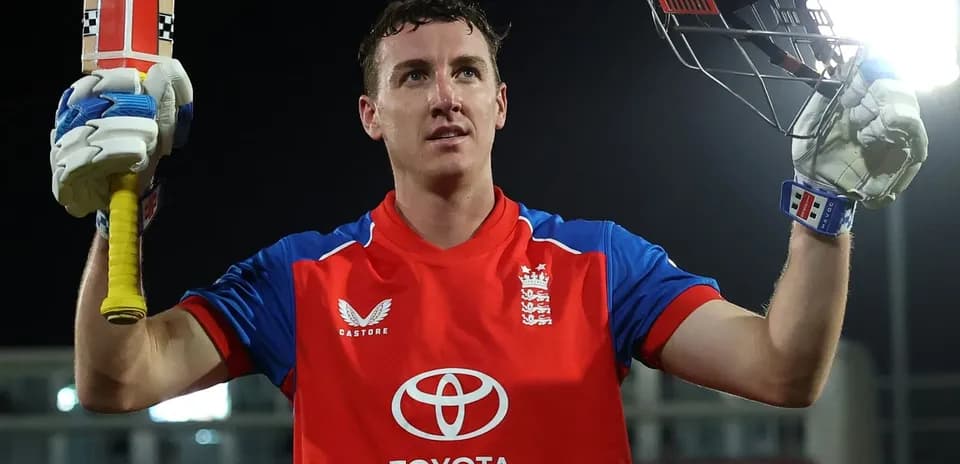 Jugador de cricket levantando su bate tras anotar runs