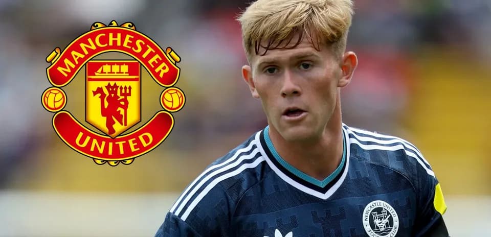 Jugador en acción con logo de Manchester United