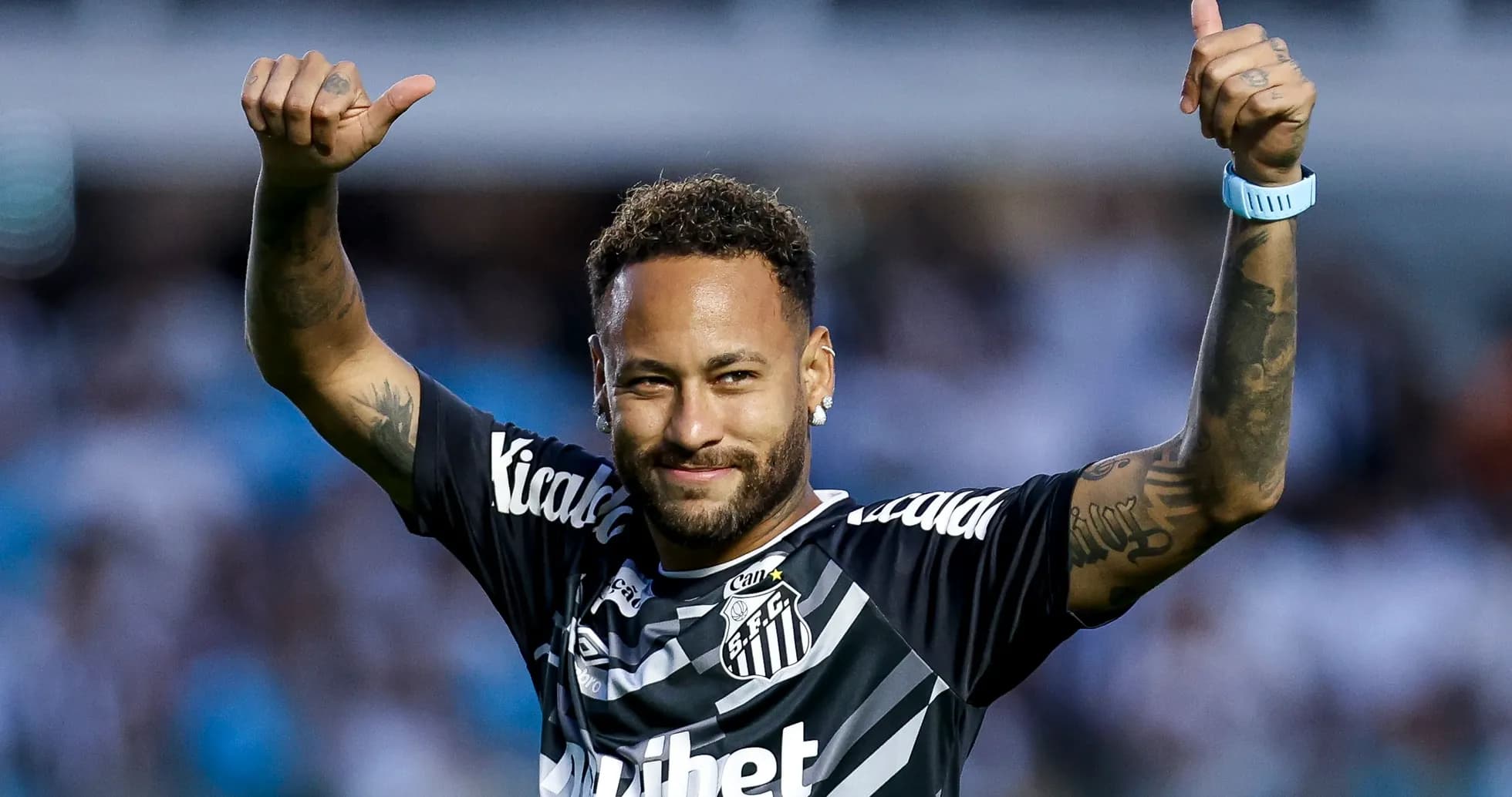 Jugador levantando pulgares en el campo de fútbol