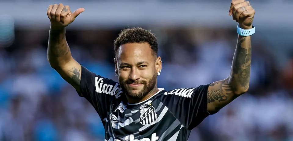 Jugador levantando pulgares en el campo de fútbol