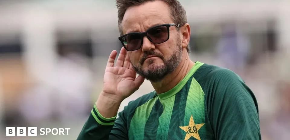 Entrenador de Pakistán escuchando en el campo