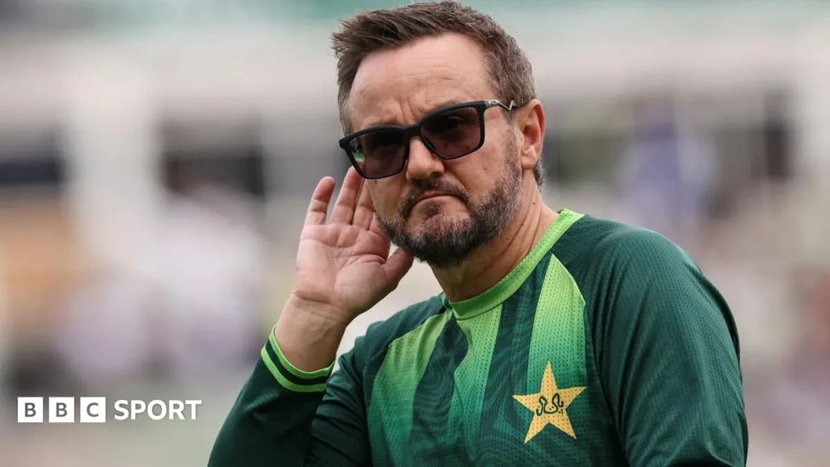 Entrenador de Pakistán escuchando en el campo
