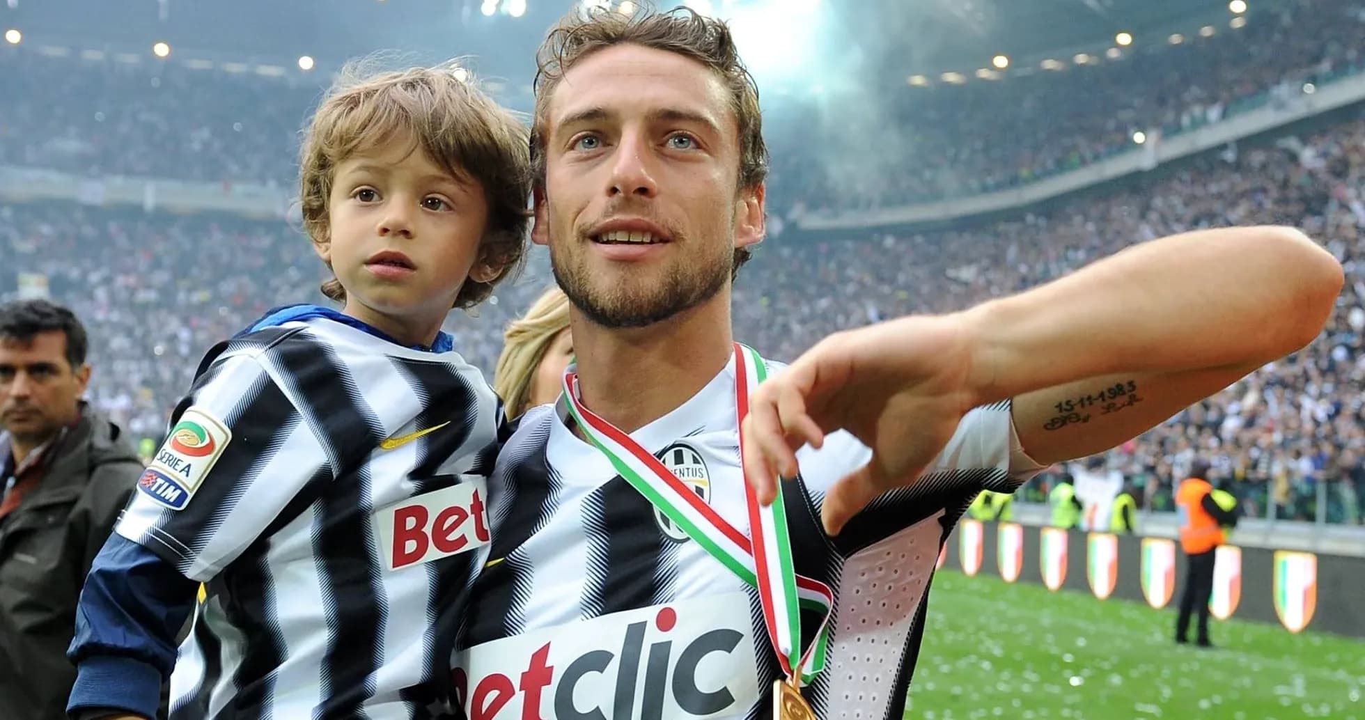 Jugador sosteniendo a un niño en celebración