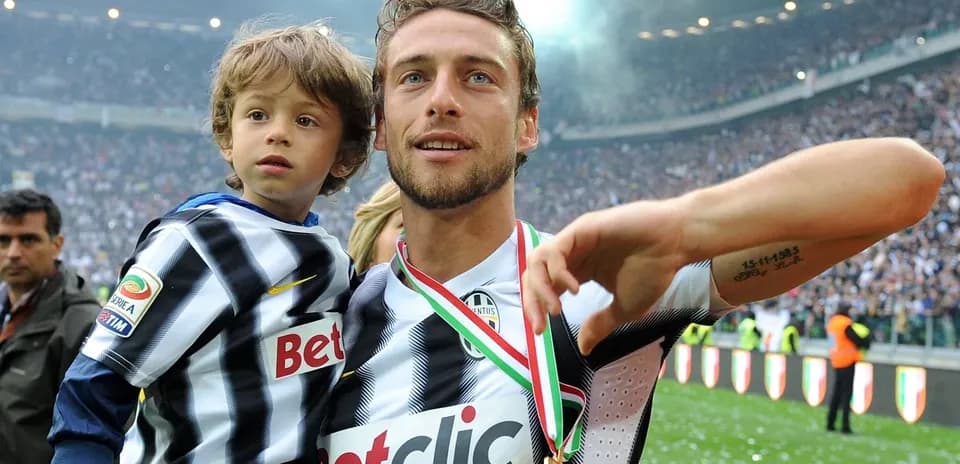 Jugador sosteniendo a un niño en celebración