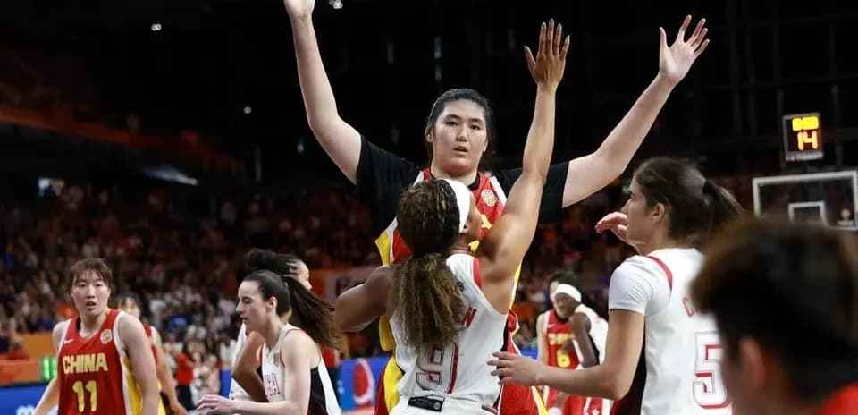 Jugadora china defendiendo durante un partido de baloncesto