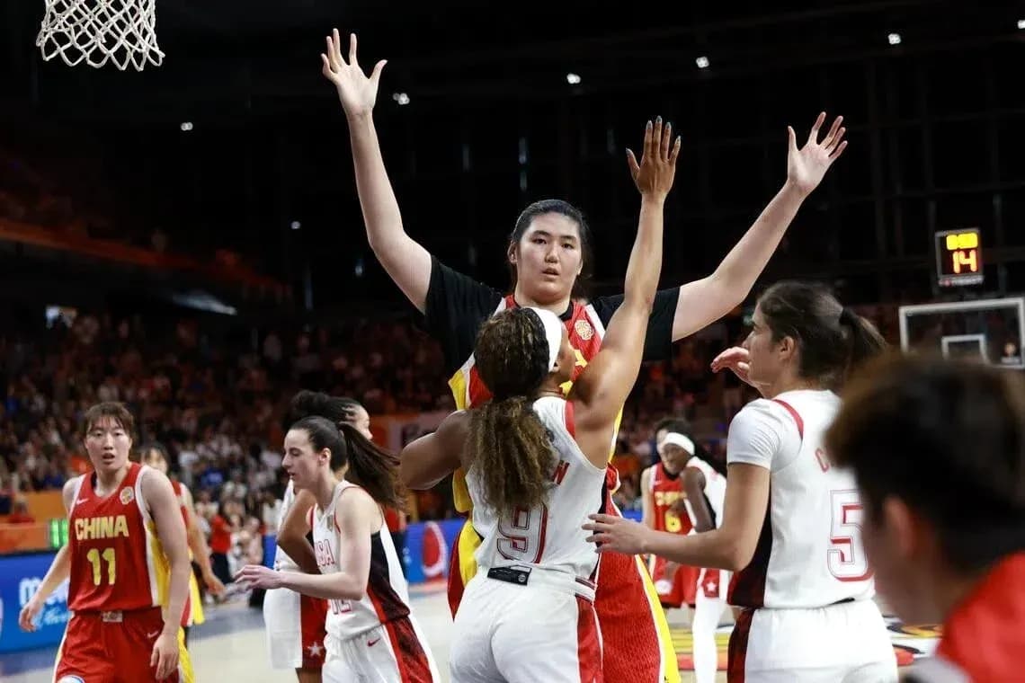 Jugadora china defendiendo durante un partido de baloncesto