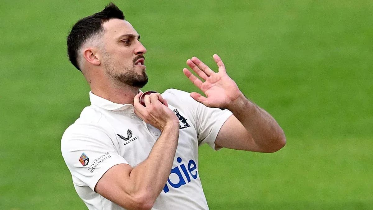 Jugador de cricket con gesto de frustración durante partido