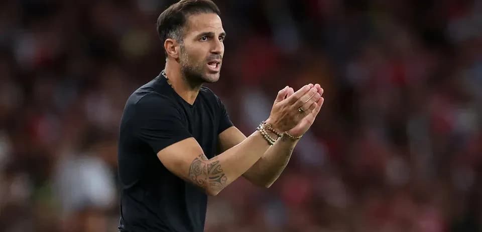 Entrenador dirigiendo a su equipo en el partido