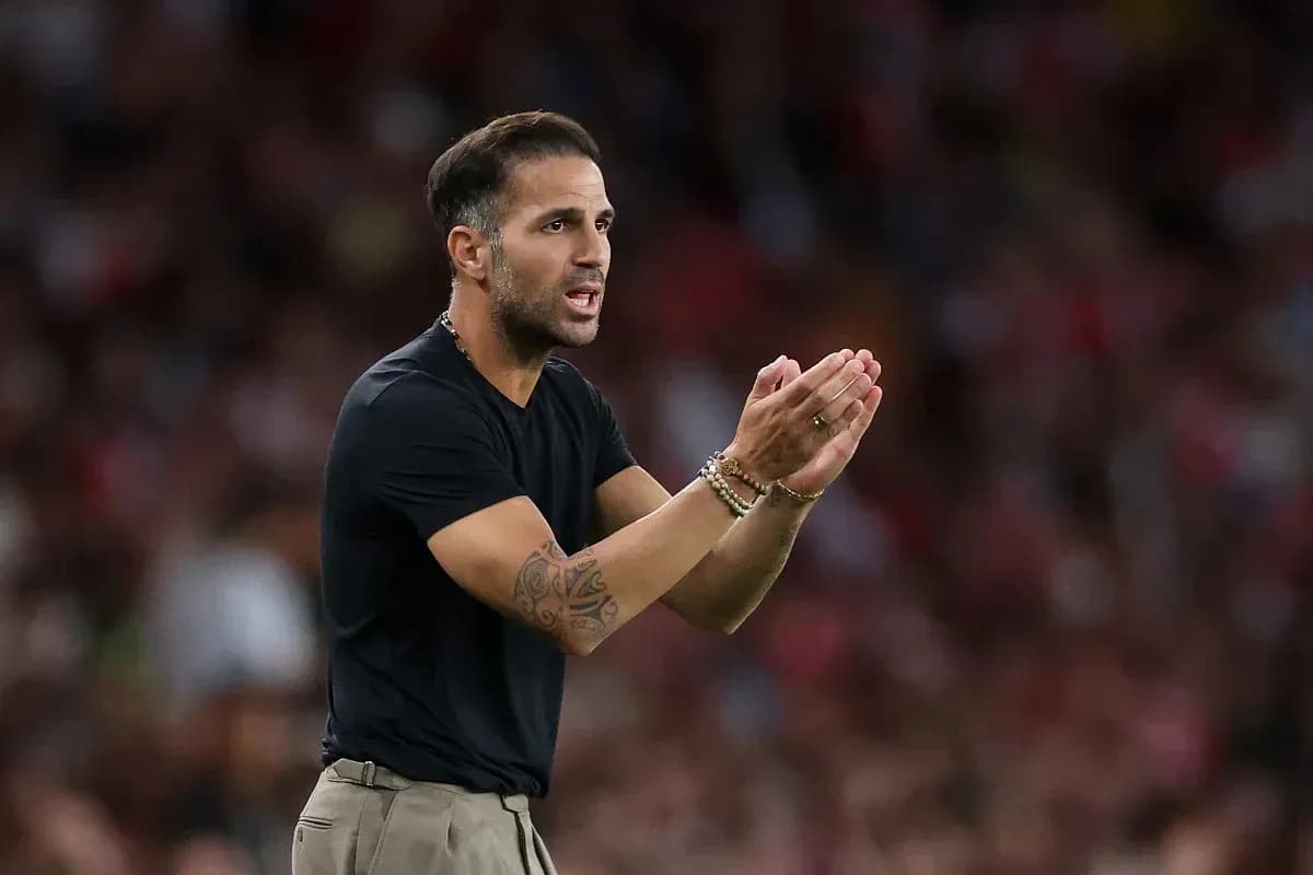 Entrenador dirigiendo a su equipo en el partido