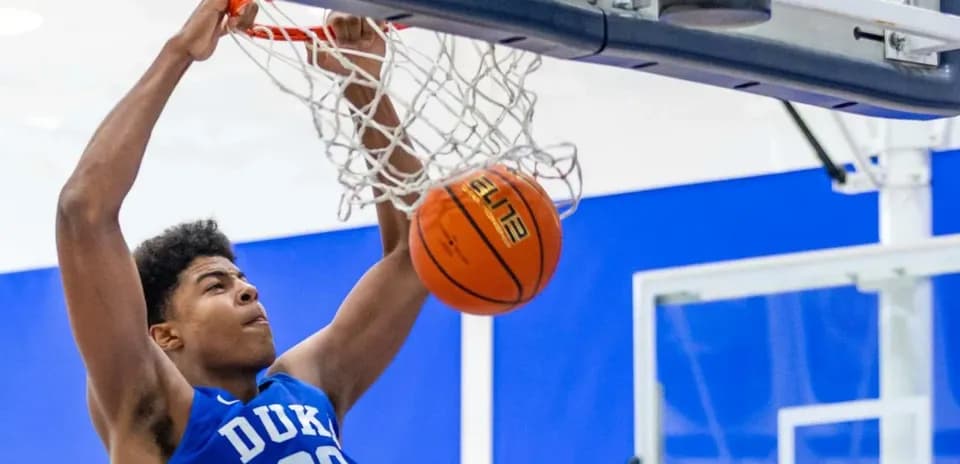 Jugador de baloncesto de Duke haciendo un mate