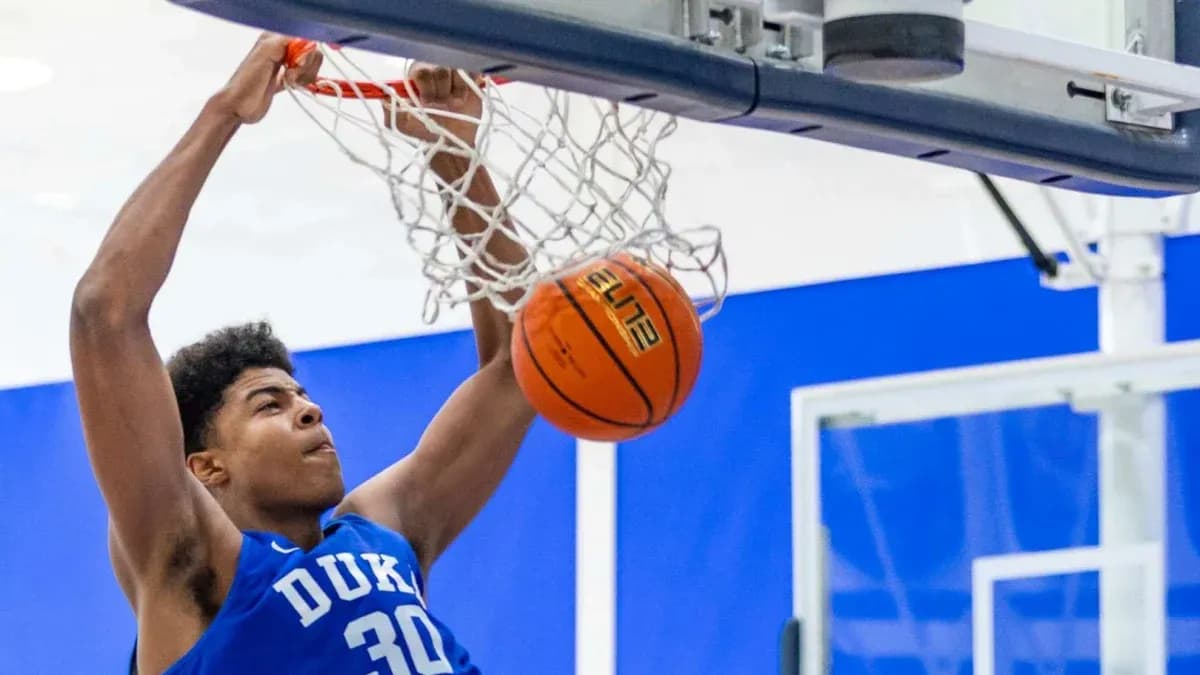 Jugador de baloncesto de Duke haciendo un mate