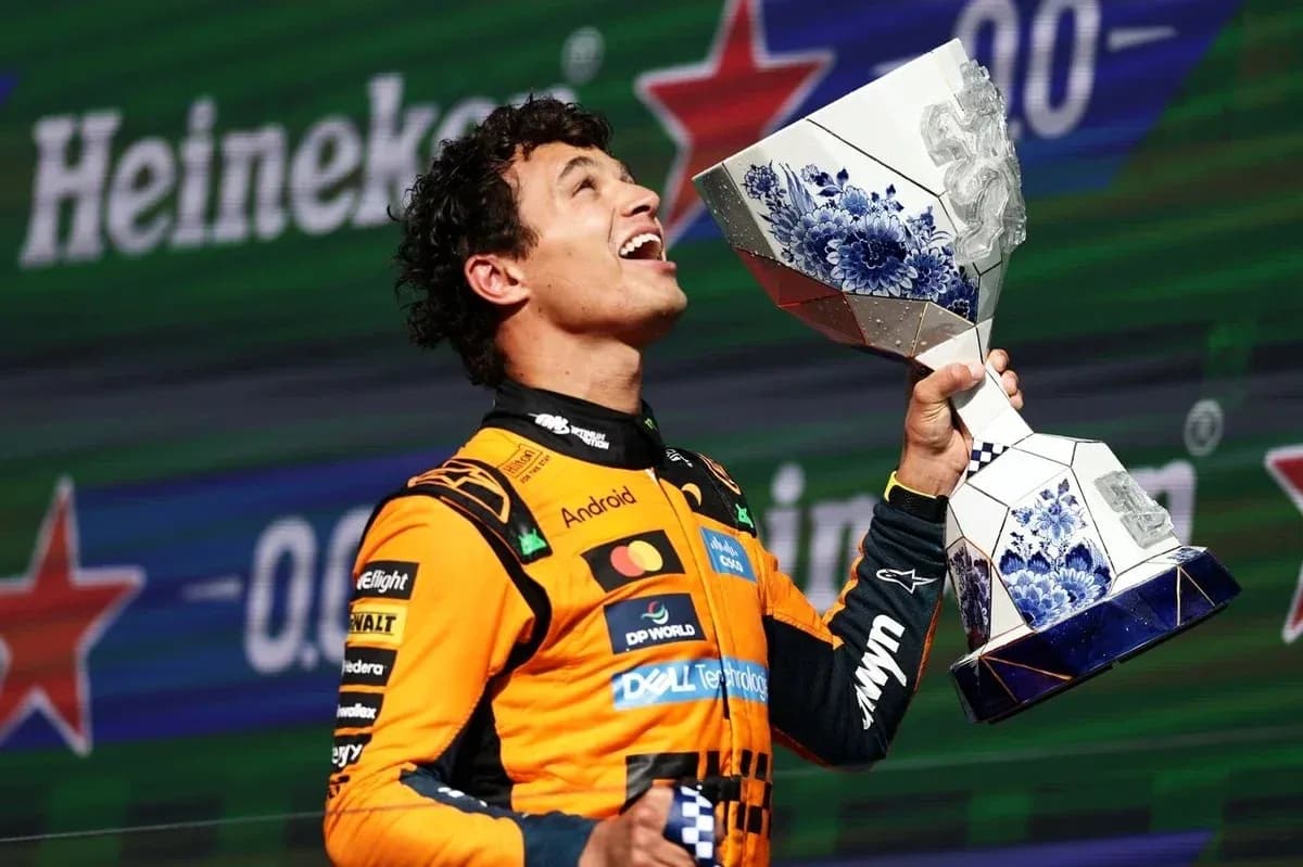 Piloto sosteniendo trofeo en ceremonia de premiación