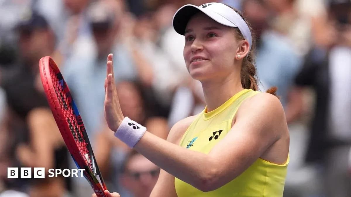 Jugadora de tenis saludando con raqueta en mano