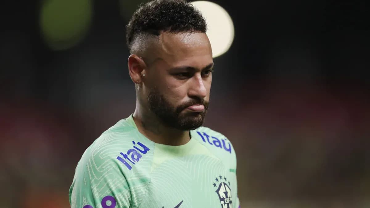 Neymar con uniforme de Brasil durante un partido